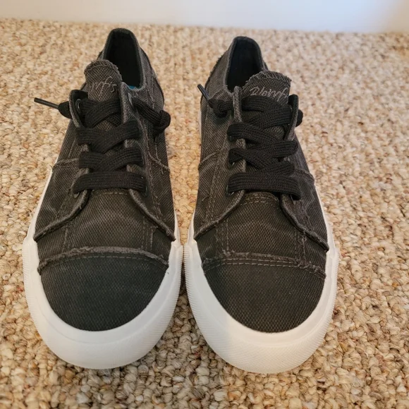 Blowfish Malibu Black Canvas Sneakers NIB - Picture 2 of 8